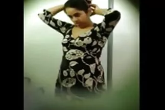 امرأة سمراء نحيلة تستمني بقدميها سكسي عربي اجنبي وتمتص القضيب