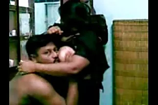 يتم إدخال الطرف الكبير من زير النساء في افلام سكسي مترجمة فمها وجملها