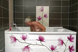 وجدت نفسها مع رجل يرتدي نظارة طبية في السرير ، امتص الشقراء سكسي مترجمة عربي ديكًا.