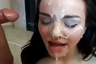 ضخ الرجل مواقع افلام سكسي مترجم وضع الجمال على السرير.