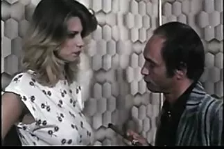 على الرغم من أن الطبيب المسن ولكن سكسي عربي مترجم التافه نفض قضيب المريض.