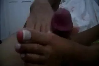 مستلقية على الأرض سكسيمترجم عربي ، الجمال يعطي هذا الرجل كسًا