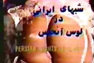 شابة عاملة تضع سكسي محارم مترجم عربي نفسها تحت السباكة.