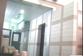 قام الميكانيكي بتمزيق امرأة على دراجة نارية في الورشة فيديو سكسي مترجم عربي بشدة
