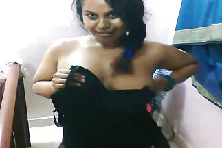 سكرتيرة مترجم عربي سكسي جميلة تجلس على قضيب المخرج