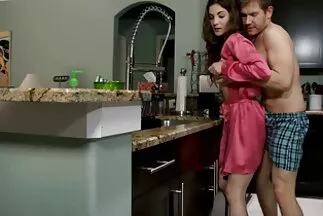 لم يغار الزوج وترك الرجل الأسود يمارس سكسي اجنبي عربي الجنس مع زوجته.