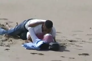 أحمر الرأس الذي فيلم سكسي مترجم عربي يرتدي نظارة طبية يبتلع قضيب الذكر بفمه.