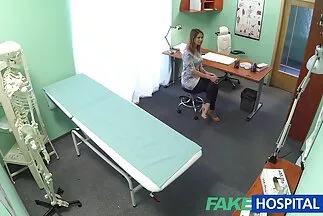 بطريقة غير مألوفة ، تسحق الفرخ كس بيدها. سكسي محرم مترجم عربي