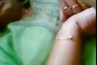 رجل ذو شعر مجعد يمارس الجنس بث مباشر سكسي عربي مترجم مع أم الفتاة على السرير