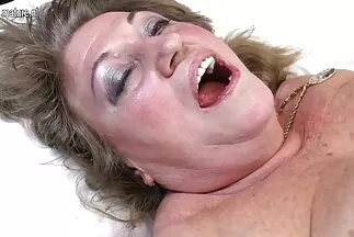 الفرخ الأسود سكسي مترجم بالعربيه جعل الرجل سعيدًا بالجنس.