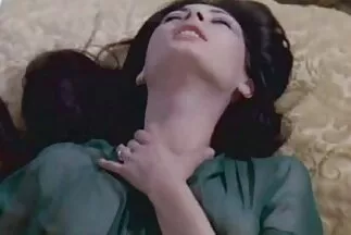البطلة تقف بشكل جميل في جوارب سكسي محارم اجنبي مترجم مخططة.