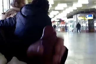 الكتكوت ذو الشعر الأبيض يضغط على المخادع العجوز سكسي محرم مترجم عربي بعرقها
