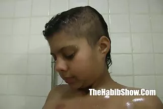 فتاة ضيقة الحمار تلعب مع سكسي محارم مترجم عربي قضيب الرجل.