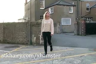 فتاة أسلوب هزلي في سراويل سكسي مترجم بلعربي على السرير.