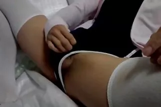 ممددًا على الأرض ، رجل عجوز يمارس الجنس سكسي محارم اجنبي مترجم عربي مع فتاة
