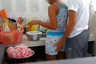 يزرع الذكر مادة بيضاء بين كعكات العصير افلام سكسي مترجم الداكنة