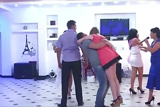أخذ الطالب ذو الشعر الأبيض سكسي اجنبي مترجم جديد قضيبًا كبيرًا من خده