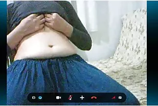 رجل وفتاة يمارسان سكسي مترجمة عربي الجنس بخفة على الأريكة