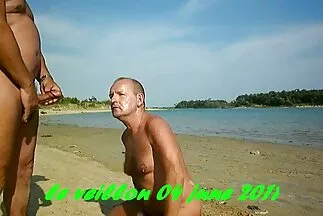 نزلت على شاب صغير وامتص سكسي جديد مترجم عربي قضيبه بسرور دون يديه.
