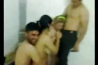 رجل شهواني صغير مواقع سكسي مترجم عربي مارس الجنس مع فتاة في فمها