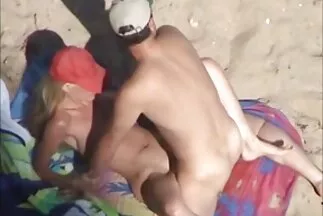 وافقت عارضة الأزياء المثيرة على تسليم سكسي اجنبي وعربي وافلام نفسها إلى المصور