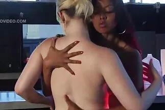 رجل أعمال حليق الرأس مارس الجنس سكسي مدبلج عربي مع صديقة مثيرة في المنزل