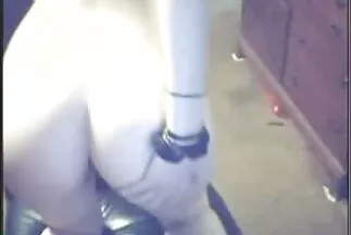 رفيقة جميلة جلست على قضيب سكسي مترجمة للعربية حبيبها.
